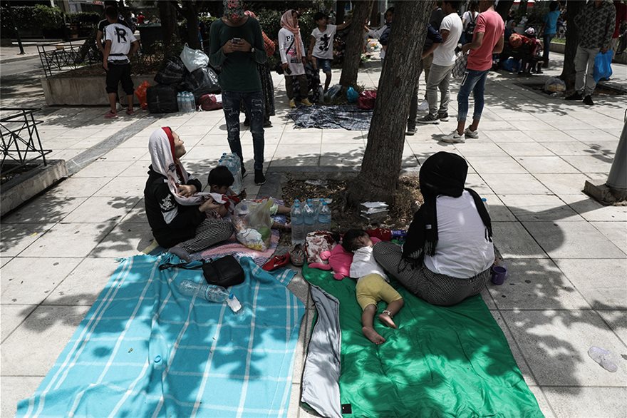 Γέμισε πρόσφυγες ξανά η πλατεία Βικτωρίας - Ανάμεσά τους και οικογένειες - Φωτογραφία 4