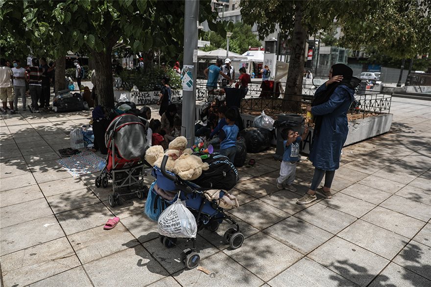 Γέμισε πρόσφυγες ξανά η πλατεία Βικτωρίας - Ανάμεσά τους και οικογένειες - Φωτογραφία 5