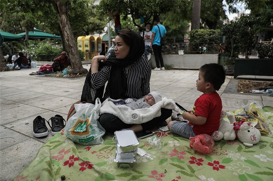 Γέμισε πρόσφυγες ξανά η πλατεία Βικτωρίας - Ανάμεσά τους και οικογένειες - Φωτογραφία 6