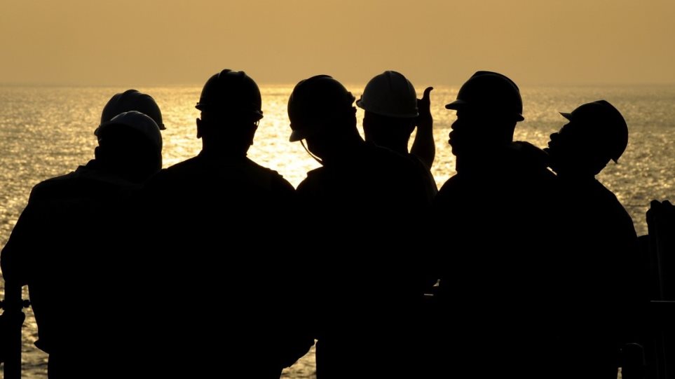 Εγκλωβισμένοι μη Ευρωπαίοι ναυτικοί επί 90 ημέρες στο λιμάνι του Πειραιά - Φωτογραφία 1