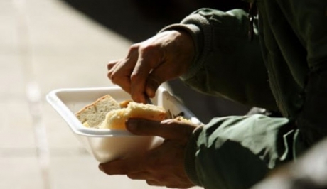 Πείνα κτυπά ραγδαία την Πάτρα. 900 οικογένειες σε συσσίτια - Φωτογραφία 1