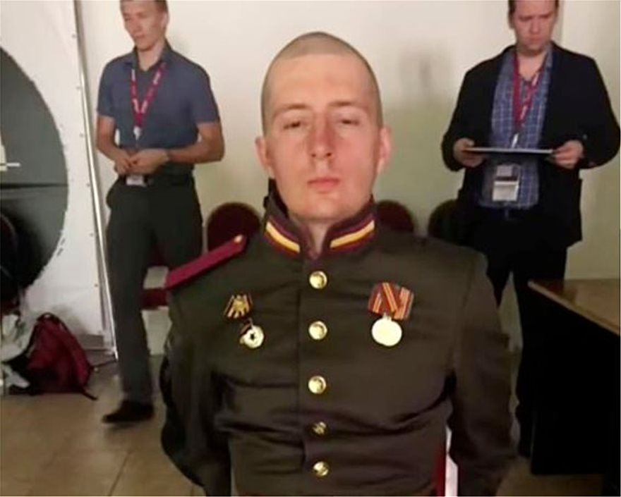 Στρατιώτης προκάλεσε αναστάτωση σε παρέλαση παρουσία του Πούτιν - Φωτογραφία 3