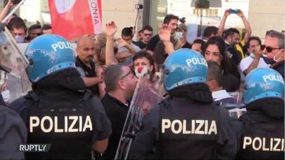 Βίντεο: Συγκρούσεις διαδηλωτών καλλιτεχνών με αστυνομικούς στο κέντρο της Ρώμης - Φωτογραφία 2