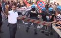 Βίντεο: Συγκρούσεις διαδηλωτών καλλιτεχνών με αστυνομικούς στο κέντρο της Ρώμης - Φωτογραφία 1