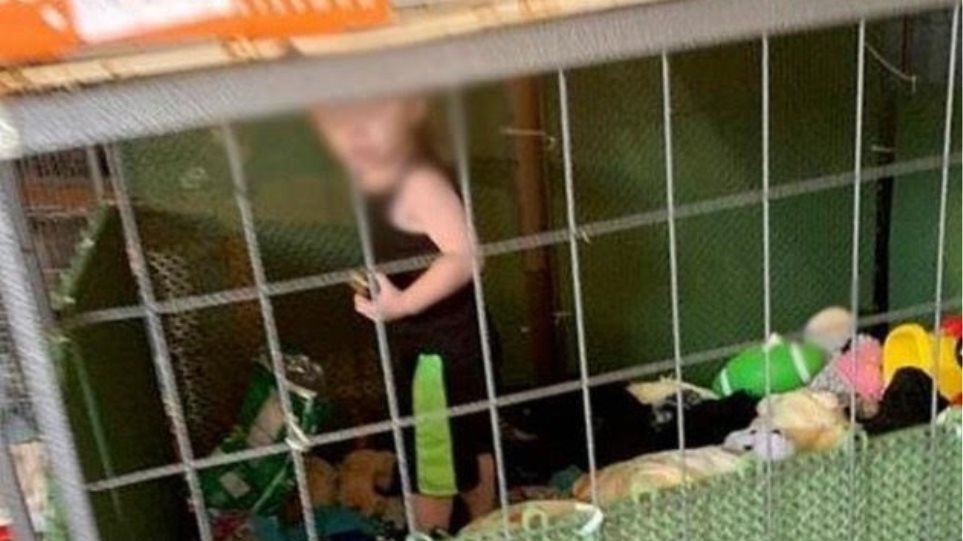 «Μητέρα» άφησε το μωρό της σε σιδερένιο κλουβί ανάμεσα σε φίδια και ποντίκια - Φωτογραφία 1