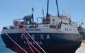 Μύκονος: Καράβι «μπλοκάρει» το παλιό λιμάνι - Έντονες αντιδράσεις