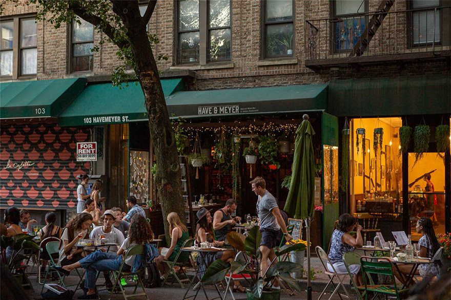 Η ζωή επιστρέφει στη Νέα Υόρκη: Η πανδημία σε ύφεση - Ανοίγουν μπαρ και εστιατόρια - Φωτογραφία 4