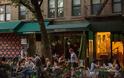 Η ζωή επιστρέφει στη Νέα Υόρκη: Η πανδημία σε ύφεση - Ανοίγουν μπαρ και εστιατόρια - Φωτογραφία 4