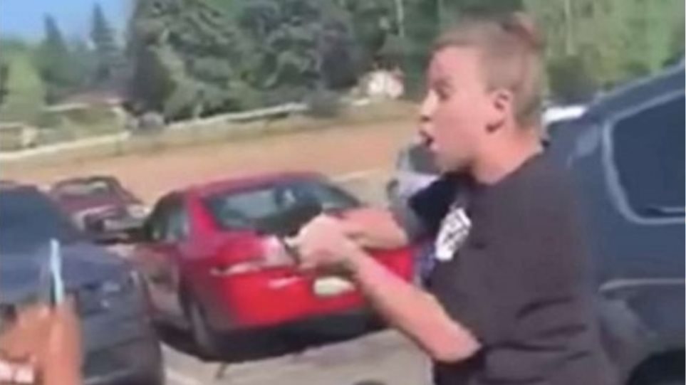 Viral βίντεο στις ΗΠΑ: Λευκή γυναίκα απειλεί με όπλο μια μαύρη και την κόρη της σε πάρκινγκ - Φωτογραφία 1