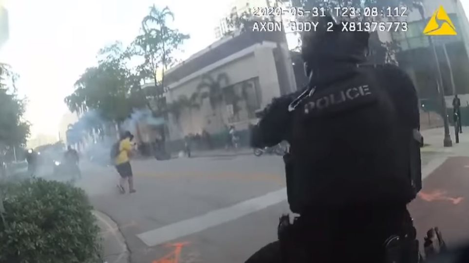 ΗΠΑ: Σάλος από βίντεο με αστυνομικούς να πανηγυρίζουν επειδή έριξαν πλαστικές σφαίρες σε διαδηλωτές - Φωτογραφία 1