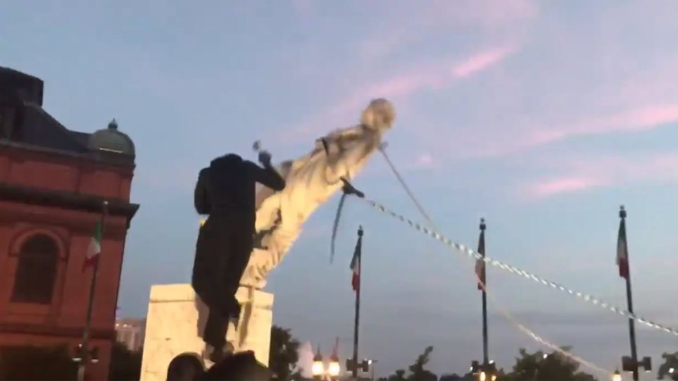 ΗΠΑ: Διαδηλωτές «κατέβασαν» άγαλμα του Χριστόφορου Κολόμβου στη Βαλτιμόρη - Φωτογραφία 1