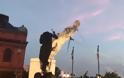 ΗΠΑ: Διαδηλωτές «κατέβασαν» άγαλμα του Χριστόφορου Κολόμβου στη Βαλτιμόρη