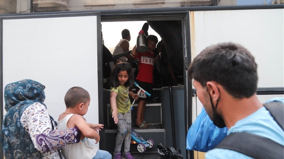 Μεταφέρουν πρόσφυγες και μετανάστες από την πλατεία Βικτωρίας - Φωτογραφία 1