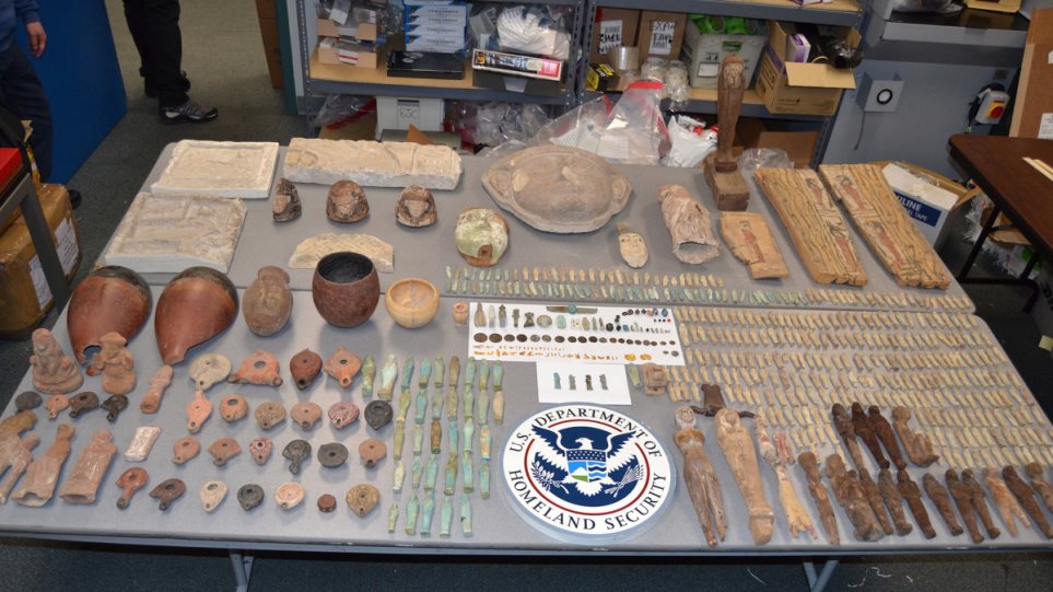 ΗΠΑ: Επιχείρησε να «περάσει» εκατοντάδες αρχαία αιγυπτιακά αντικείμενα από το αεροδρόμιο «JFK» - Φωτογραφία 1