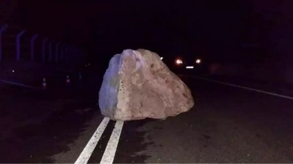 Τεράστιος βράχος έπεσε στην εθνική οδό Λαμίας - Καρπενησίου - Φωτογραφία 1