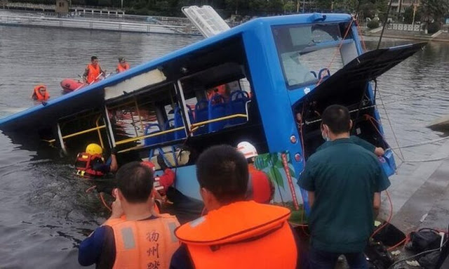 Κίνα: Πνίγηκαν 21 μαθητές μετά από πτώση λεωφορείου σε λίμνη! - Φωτογραφία 2