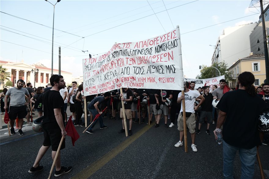 Η πορεία για τις διαδηλώσεις κατέληξε στις... ζαρντινιέρες του «Μεγάλου Περιπάτου»! - Φωτογραφία 12