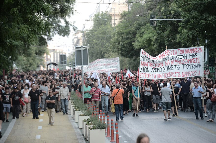 Η πορεία για τις διαδηλώσεις κατέληξε στις... ζαρντινιέρες του «Μεγάλου Περιπάτου»! - Φωτογραφία 9