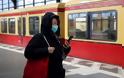 Βερολίνο: Απίστευτη «οδηγία» από τον οργανισμό συγκοινωνιών - Βρωμάτε για να φοράνε σωστά τη μάσκα!