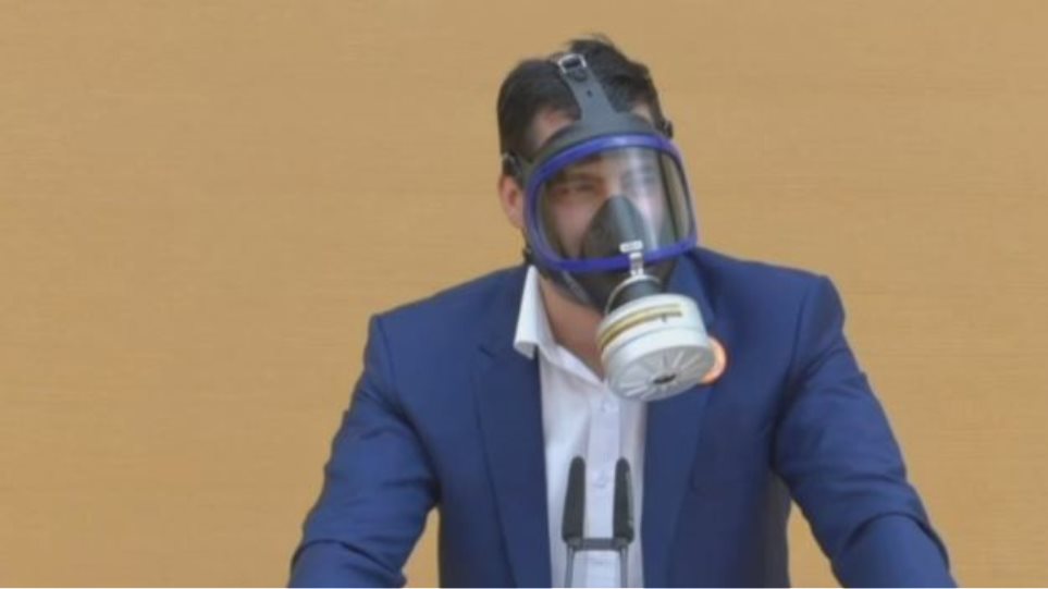 Βαυαρία: Με μάσκα... αερίων βουλευτής του AfD εκφώνησε στη Βουλή την ομιλία του - Βίντεο - Φωτογραφία 1
