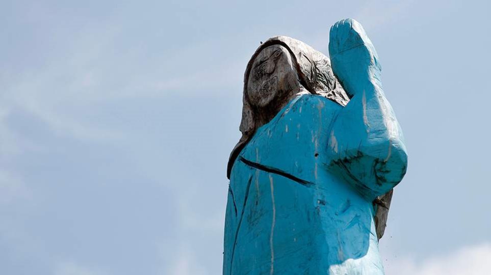 Σλοβενία: Πυρπολήθηκε ξυλόγλυπτο άγαλμα της Μελάνια Τραμπ - Φωτογραφία 1