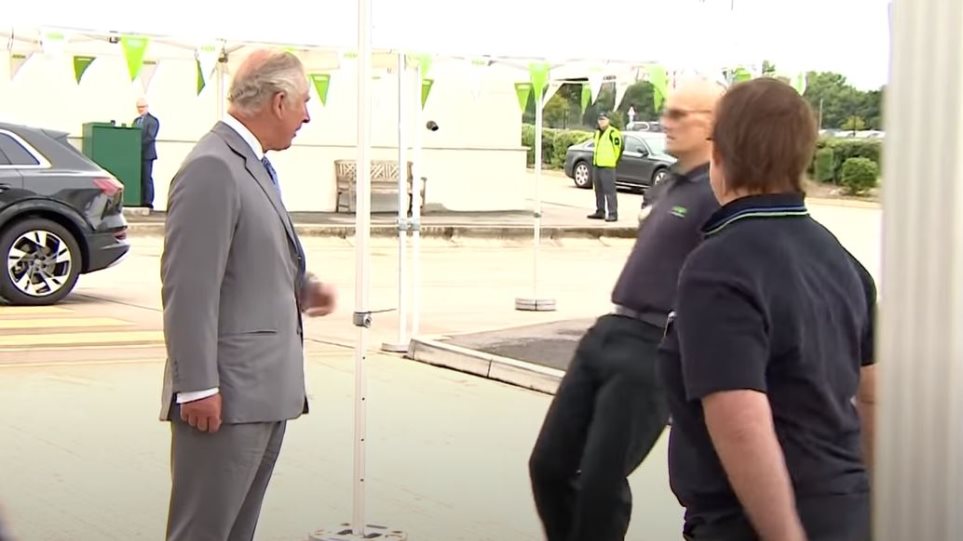 Πρίγκιπας Κάρολος: Εργαζόμενος λιποθύμησε μπροστά τους και αυτός συνέχισε ατάραχος τις «χειραψίες» (βίντεο) - Φωτογραφία 1