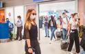 Οι τουρίστες φέρνουν τον ιό στην Ελλάδα, γράφει η Handelsblatt
