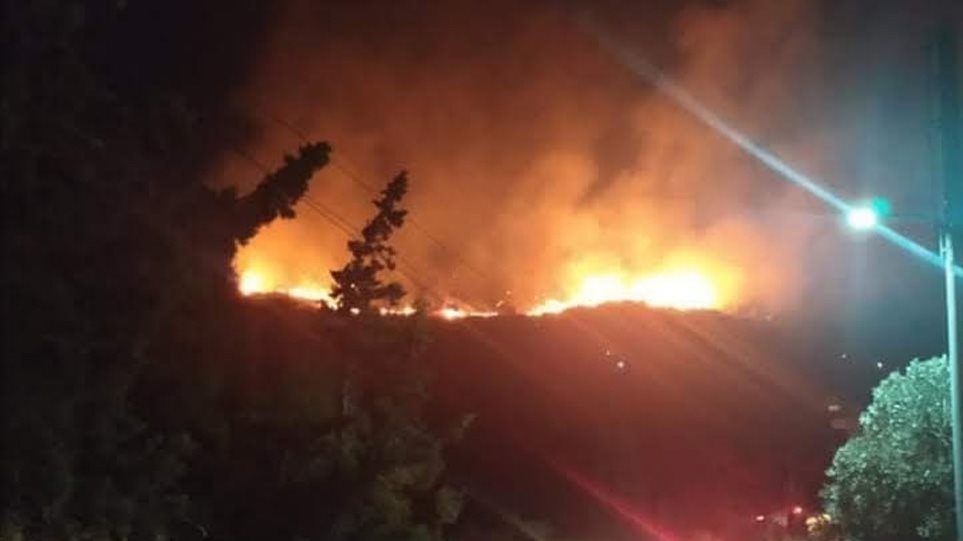 Περιορίζεται η πυρκαγιά στο Πέραμα: - Φωτογραφία 1