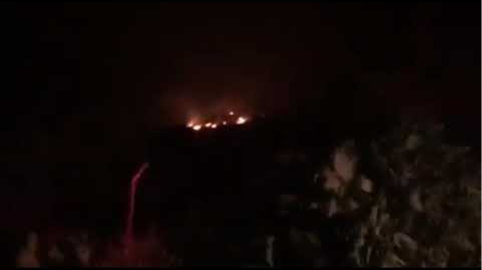 Περιορίζεται η πυρκαγιά στο Πέραμα: - Φωτογραφία 7
