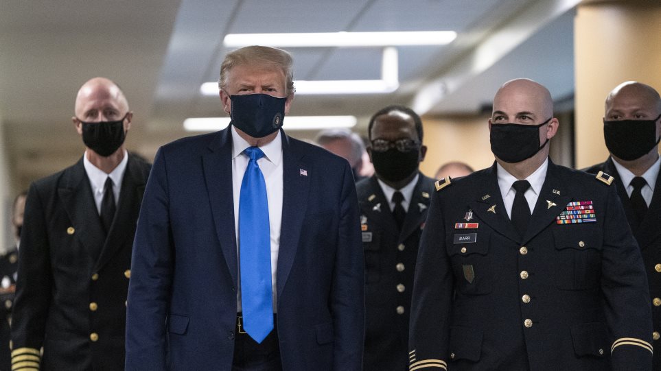 Τραμπ φόρεσε μάσκα δημόσια για πρώτη φορά - Φωτογραφία 1