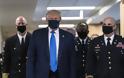 Τραμπ φόρεσε μάσκα δημόσια για πρώτη φορά - Φωτογραφία 1