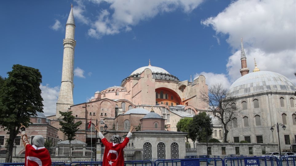 Αγιά Σοφιά: Κόκκινο χαλί 14.000 τετραγωνικών μέτρων ετοιμάζουν οι Τούρκοι για να μετατραπεί σε τζαμί - Φωτογραφία 1