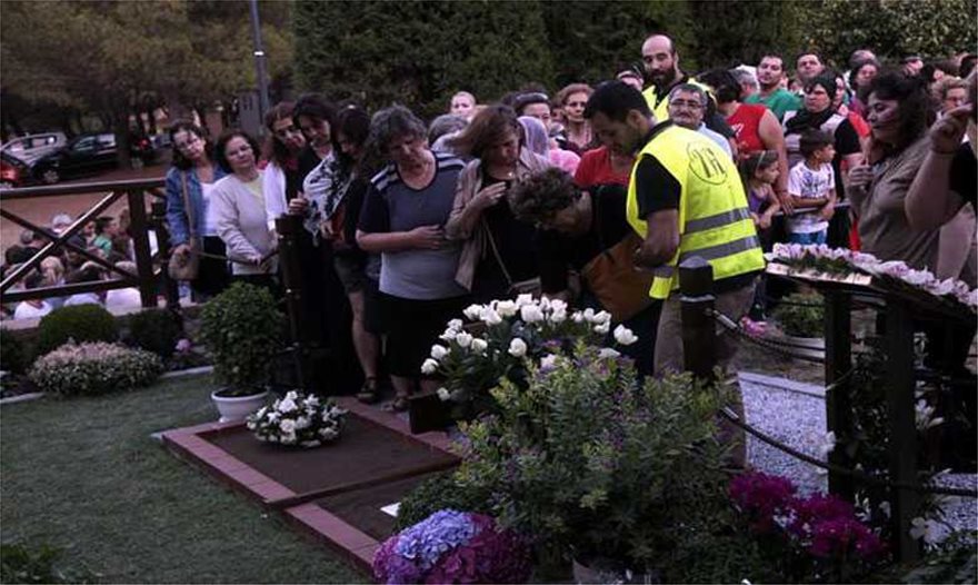Άγιος Παΐσιος: Κοσμοσυρροή στον τάφο του στη Σουρωτή Θεσσαλονίκης - Φωτογραφία 2