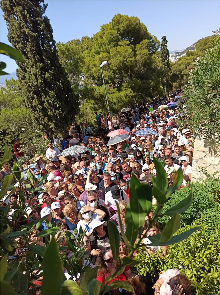 Άγιος Παΐσιος: Κοσμοσυρροή στον τάφο του στη Σουρωτή Θεσσαλονίκης - Φωτογραφία 9