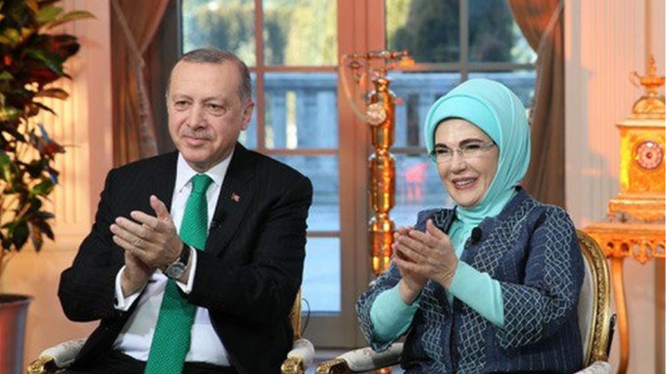Αγιά Σοφιά: Η Εμινέ Ερντογάν πανηγυρίζει στο Twitter για τη μετατροπή σε τζαμί - Φωτογραφία 1