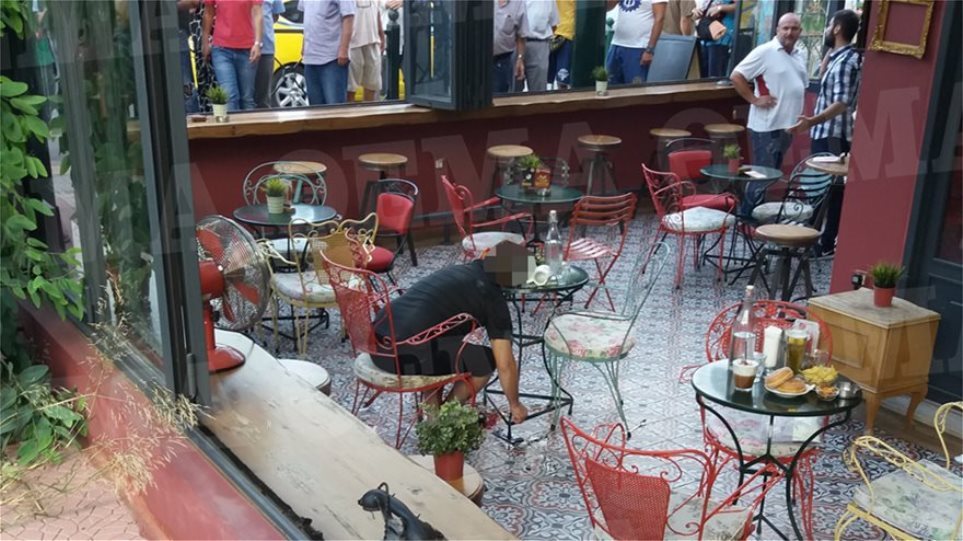 Βίντεο ντοκουμέντο: Καρέ καρέ η δολοφονία του Κούρδου σε καφετέρια στο Περιστέρι - Φωτογραφία 1