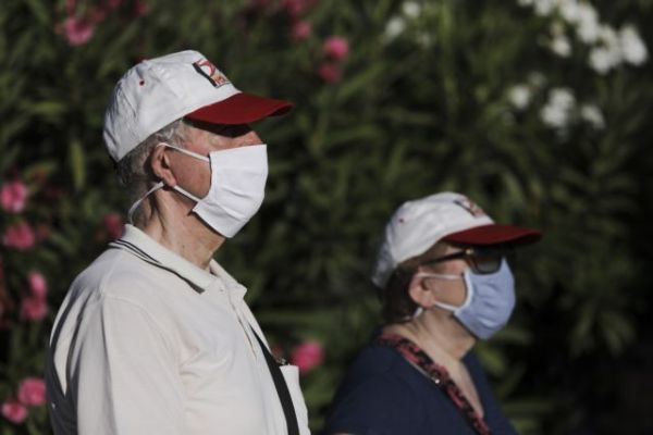 Κοροναϊός: Μάσκα σε όλους τους κλειστούς χώρους εισηγούνται οι λοιμωξιολόγοι - Φωτογραφία 2