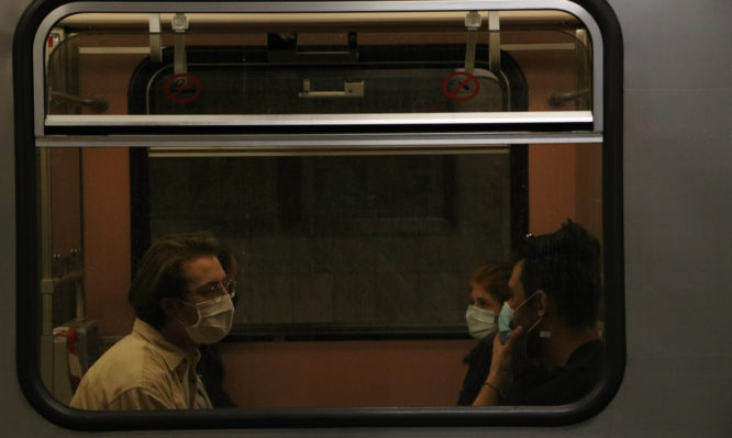 Κορονοϊός: Μάσκα σε όλους τους κλειστούς χώρους εισηγούνται οι λοιμωξιολόγοι - Φωτογραφία 1