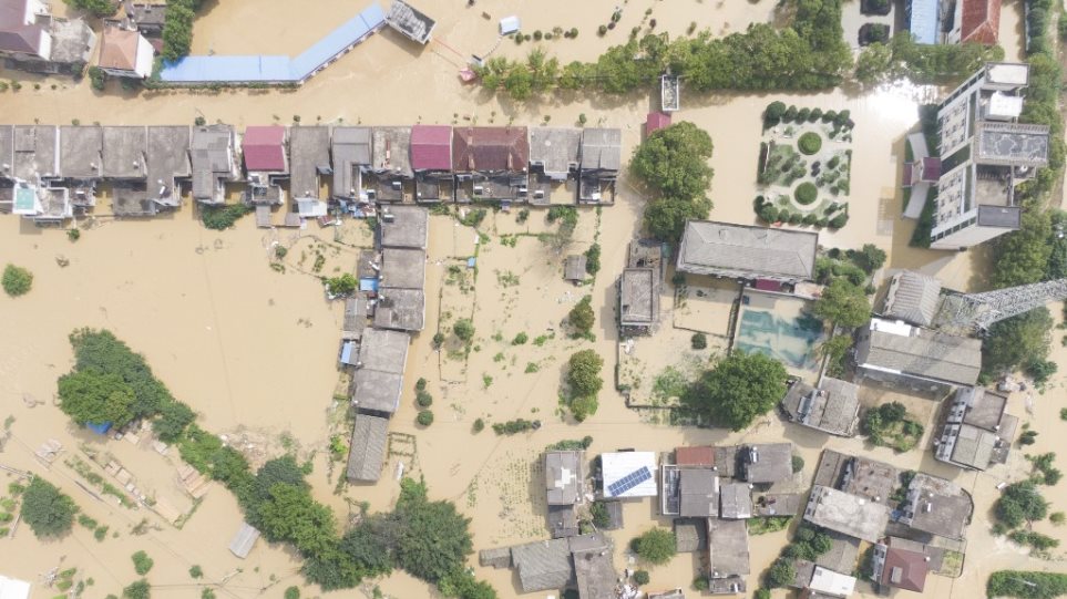 Φονικές πλημμύρες στην Κίνα: Τουλάχιστον 140 νεκροί ή αγνοούμενοι - Φωτογραφία 1