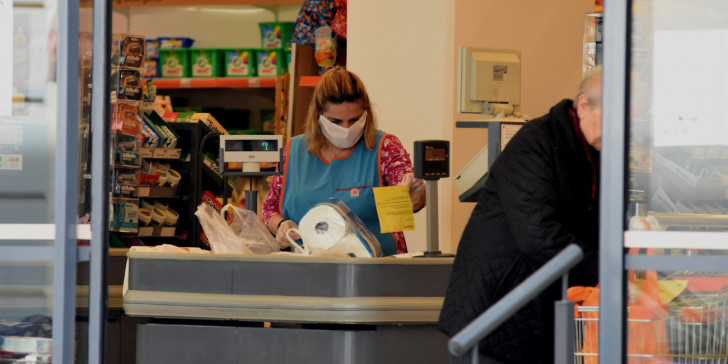 Κορωνοϊός: Υποχρεωτική από το Σάββατο η μάσκα στα σούπερ μάρκετ για εργαζομένους και καταναλωτές - Φωτογραφία 1