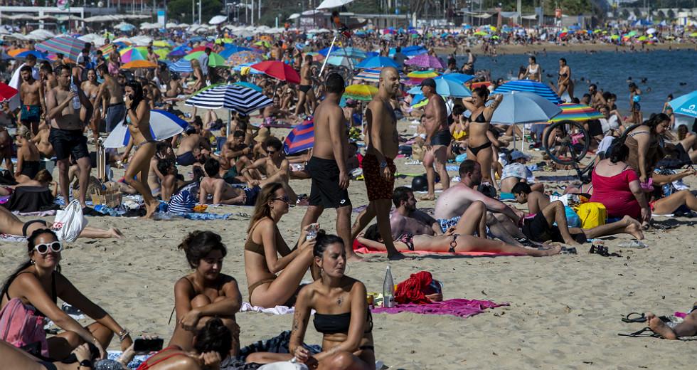 Κατέκλυσαν τις παραλίες της Βαρκελώνης...παρά τις συστάσεις των αρχών... - Φωτογραφία 1