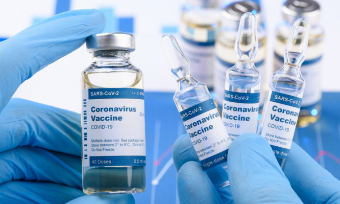 Κορωνοϊός: Πώς το εμβόλιο της Οξφόρδης έκοψε πρώτο το “νήμα” – Ποια είναι τα επόμενα βήματα - Φωτογραφία 1