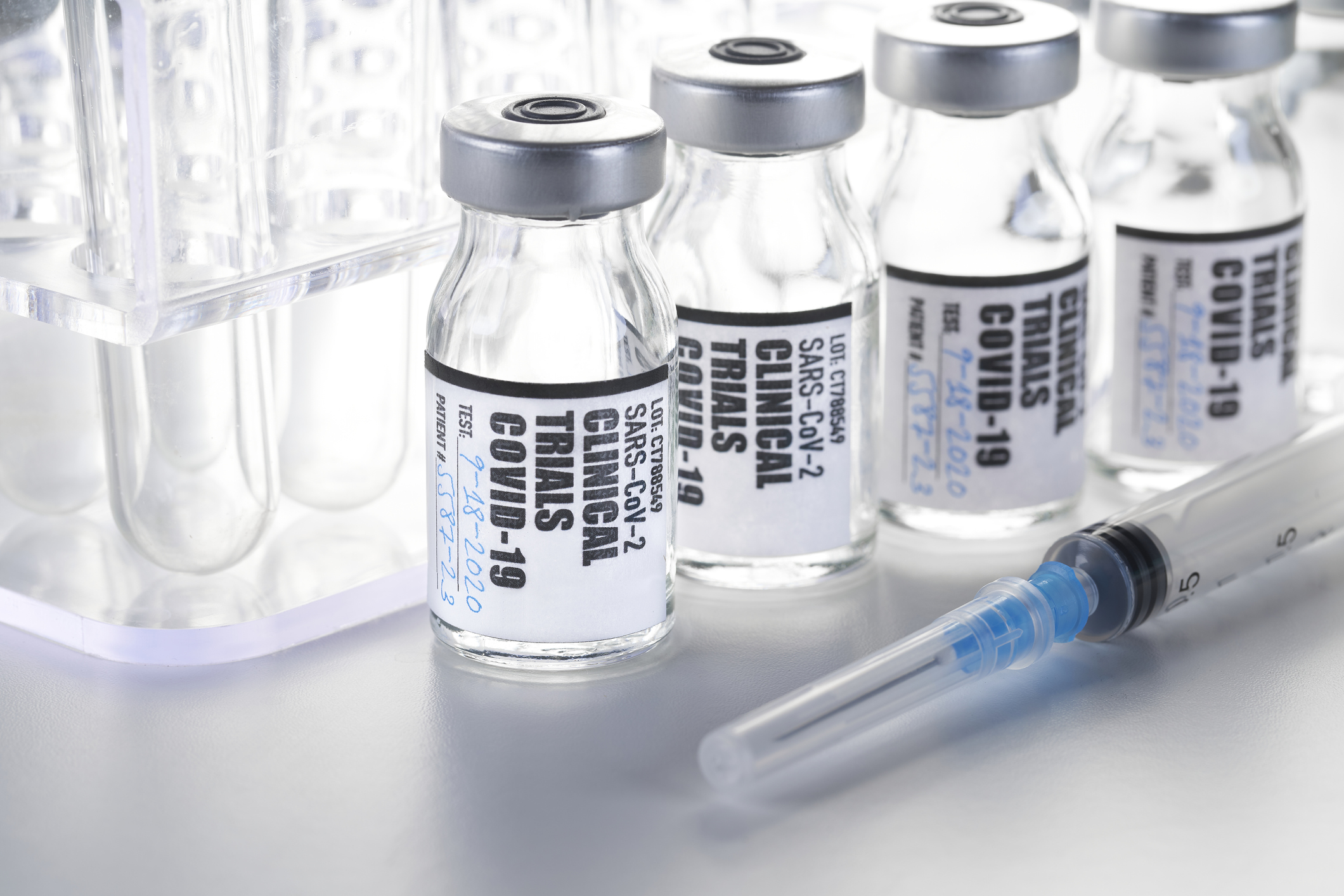 Κορωνοϊός: Πώς το εμβόλιο της Οξφόρδης έκοψε πρώτο το “νήμα” – Ποια είναι τα επόμενα βήματα - Φωτογραφία 2