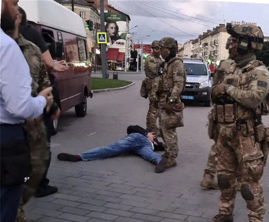 Ουκρανία - Ομηρεία στο Λουτσκ: Απελευθερώθηκαν οι 13 όμηροι - Παραδόθηκε ο δράστης - Φωτογραφία 2