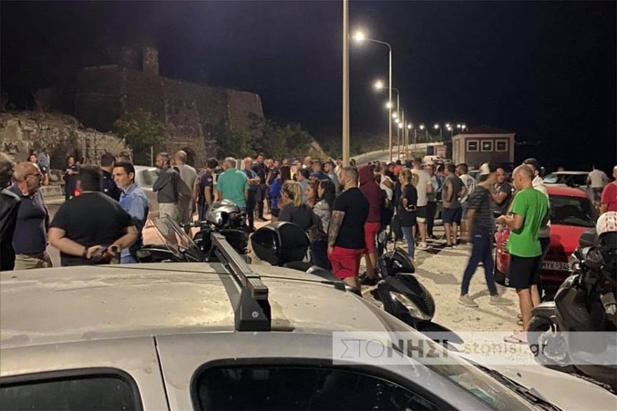 Αυτοκίνητο έπεσε πάνω σε διαδηλωτές στη Μυτιλήνη - Έξι τραυματίες - Φωτογραφία 2