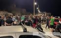 Αυτοκίνητο έπεσε πάνω σε διαδηλωτές στη Μυτιλήνη - Έξι τραυματίες - Φωτογραφία 2