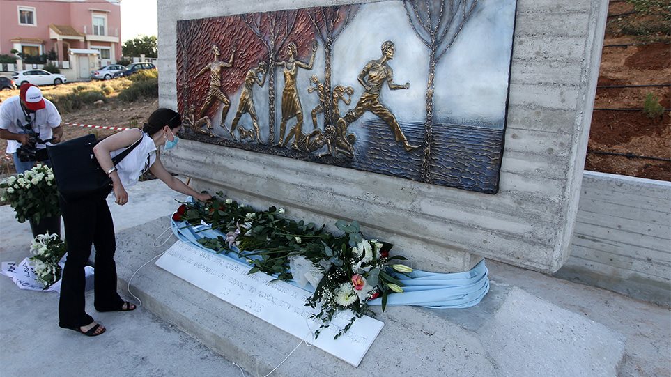 Δάκρυα για το Μάτι: Μνημείο για τα 102 θύματα της φονικής πυρκαγιάς - Επιμνημόσυνη δέηση στο Λιμανάκι - Φωτογραφία 1