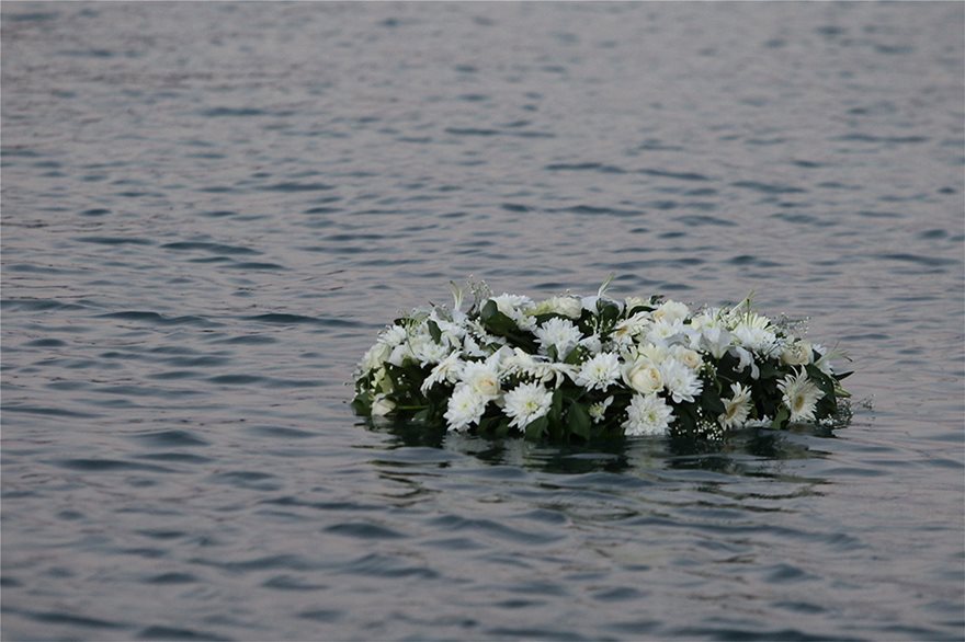 Δάκρυα για το Μάτι: Μνημείο για τα 102 θύματα της φονικής πυρκαγιάς - Επιμνημόσυνη δέηση στο Λιμανάκι - Φωτογραφία 11