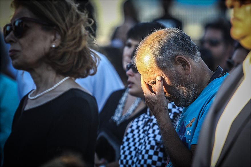 Δάκρυα για το Μάτι: Μνημείο για τα 102 θύματα της φονικής πυρκαγιάς - Επιμνημόσυνη δέηση στο Λιμανάκι - Φωτογραφία 3