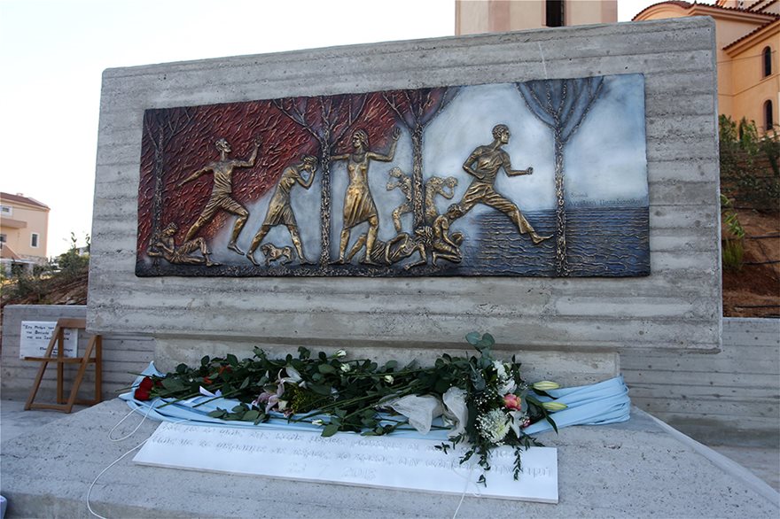Δάκρυα για το Μάτι: Μνημείο για τα 102 θύματα της φονικής πυρκαγιάς - Επιμνημόσυνη δέηση στο Λιμανάκι - Φωτογραφία 4